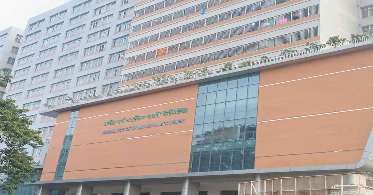 রাজধানীতে গ্যাস লিকেজ থেকে ভয়াবহ বিস্ফোরণ, অন্তঃসত্ত্বা নারীসহ দগ্ধ ১০