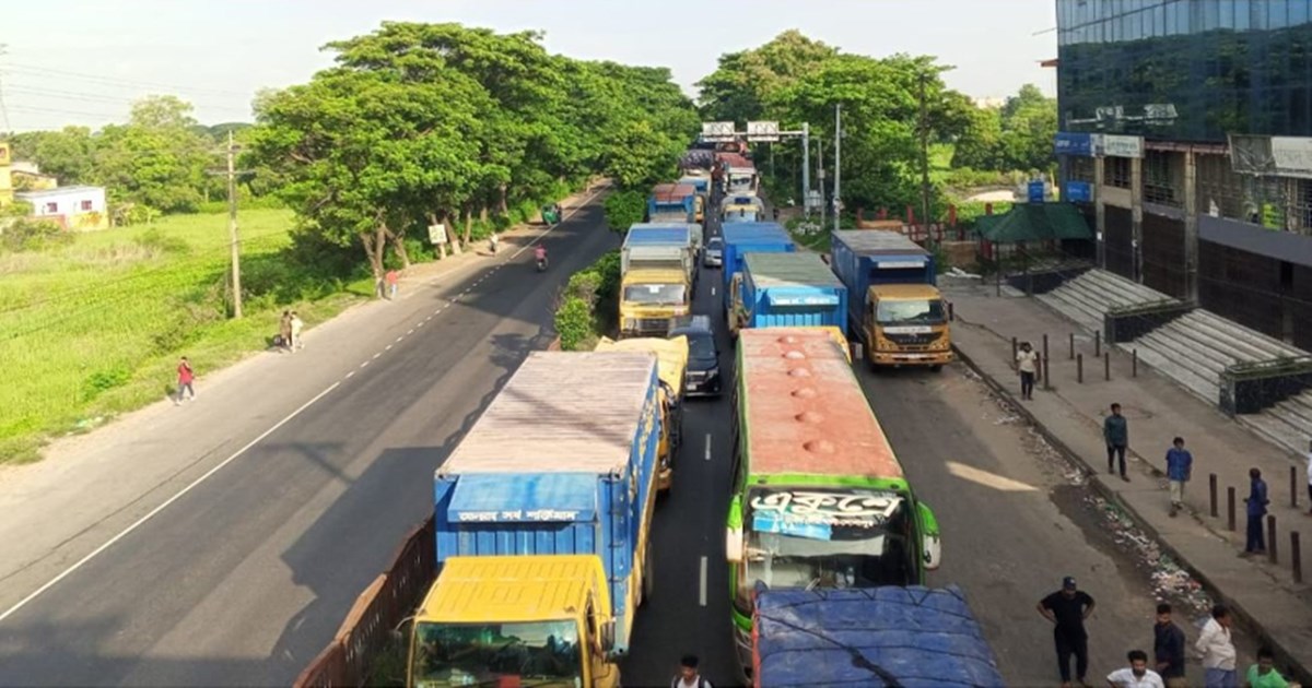 ঢাকা-চট্টগ্রাম মহাসড়কে অব্যবস্থাপনার ‘জট’: ঈদযাত্রায় ভোগান্তি নাকি স্বস্তির আশ্বাস?