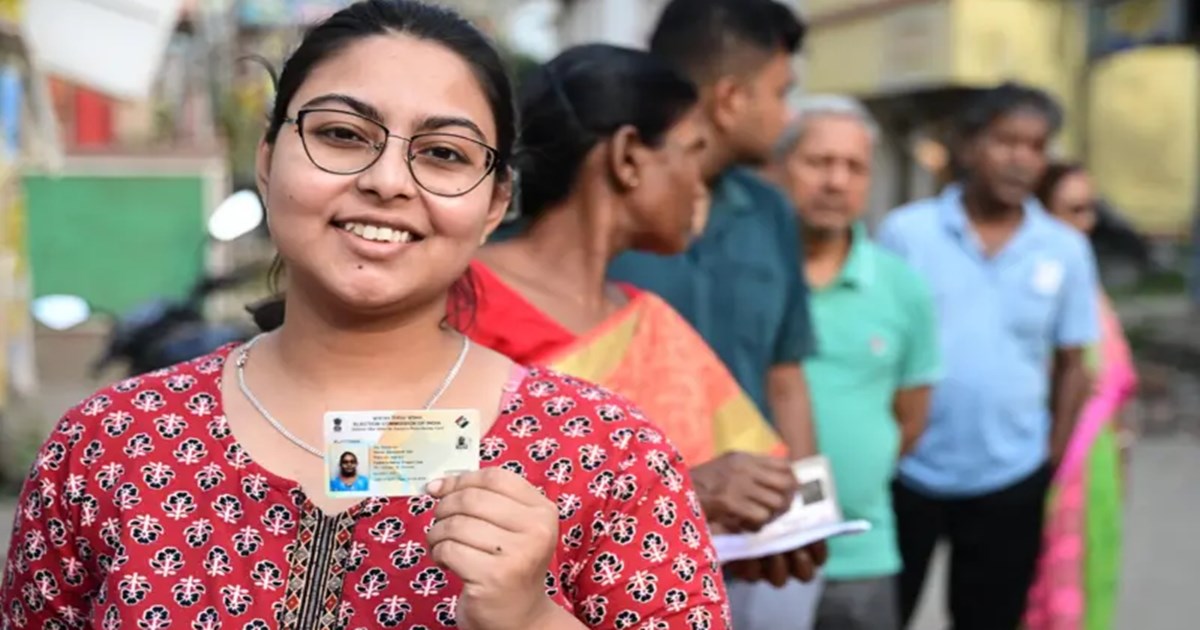 মেঘলা আকাশ ও বুথে বুথে উত্তাপ: পশ্চিমবঙ্গে অন্তিম দফার মহাযুদ্ধ