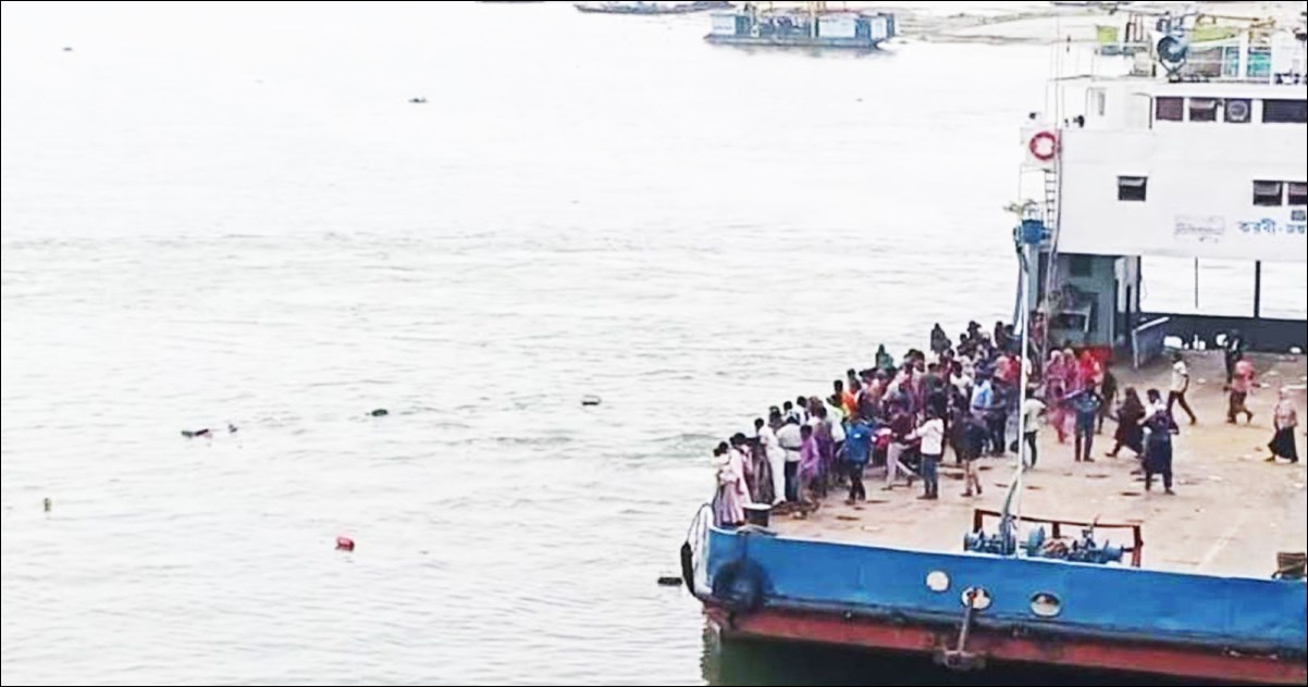দৌলতদিয়া ফেরিঘাটে ফের যাত্রীবাহী বাস পড়ল নদীতে, উদ্ধার অভিযান শুরু