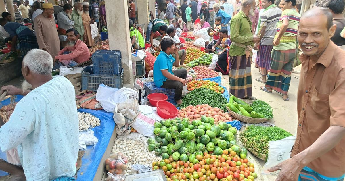 চুয়াডাঙ্গায় রমজানের শুরুতেই বাজারে আগুন: ইফতার সামগ্রীর দাম আকাশচুম্বী
