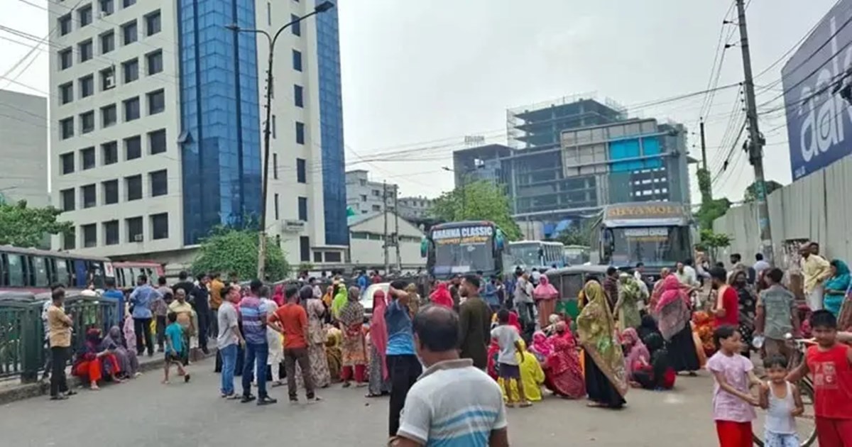 রাজধানীতে পোশাক শ্রমিকদের সড়ক অবরোধ