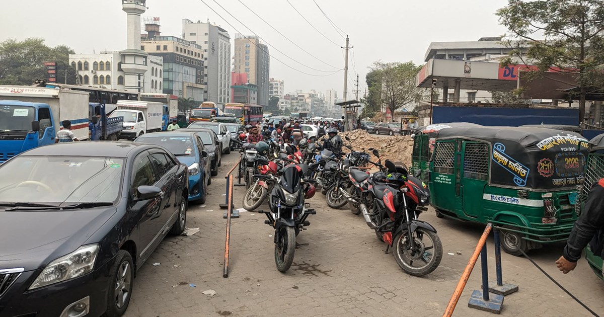 ঈদযাত্রায় দ্বিমুখী সংকট: জ্বালানি রেশনিং আর ‘টিকিট ফাঁদে’ দিশেহারা সাধারণ মানুষ