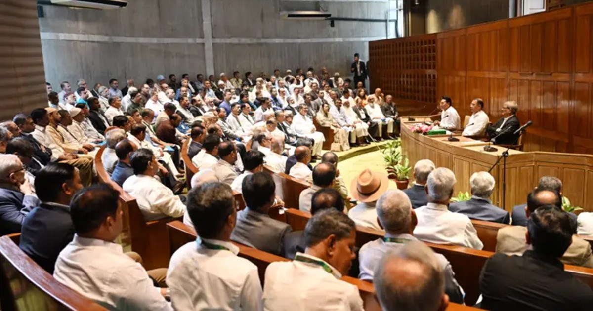 প্রথম সংসদ অধিবেশনের আগে সরকার দলীয় ও বিরোধী দলীয় সভা