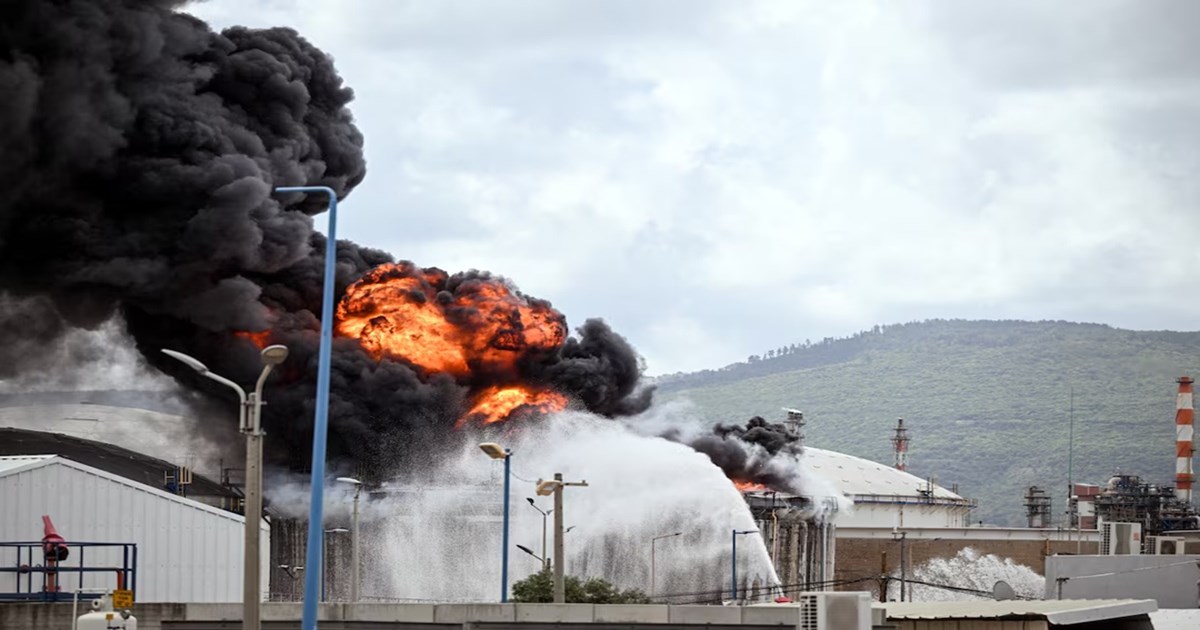 কুয়েতে তেল শোধনাগারে হামলা, আবুধাবিতে বিস্ফোরণ