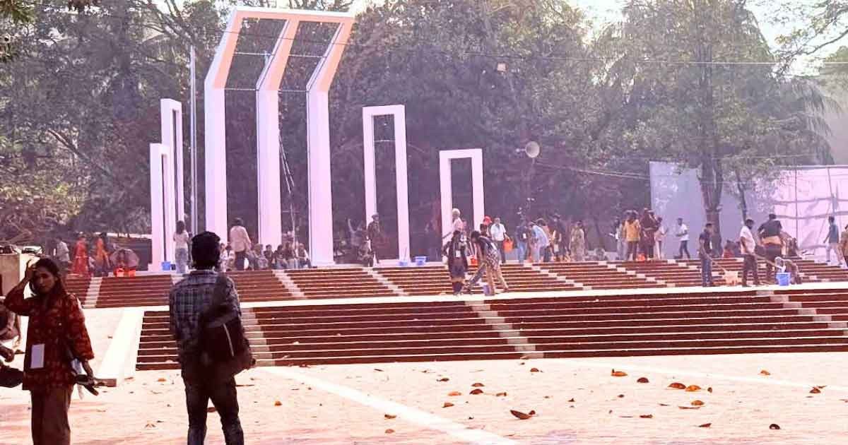 রঙের ছোঁয়ায় জেগে উঠছে শহীদ মিনার: একুশের অপেক্ষায় সারা দেশ