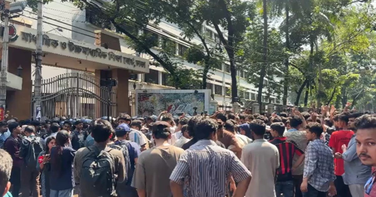 শিক্ষামন্ত্রীর পদত্যাগ চেয়ে রাজপথে শিক্ষার্থীরা, সংসদে মিলনের ব্যাখ্যা