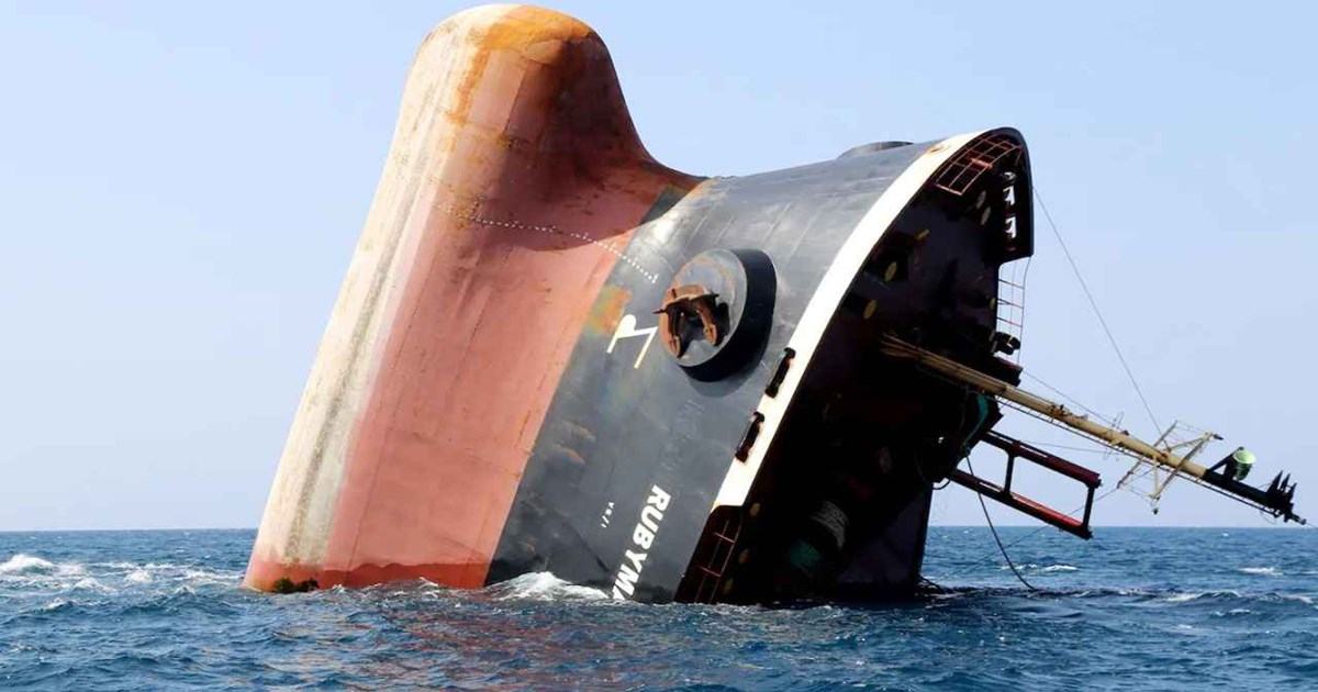 কুয়েত উপকূলে ইরানি ড্রোন হামলায় তেলের ট্যাংকার ডুবি