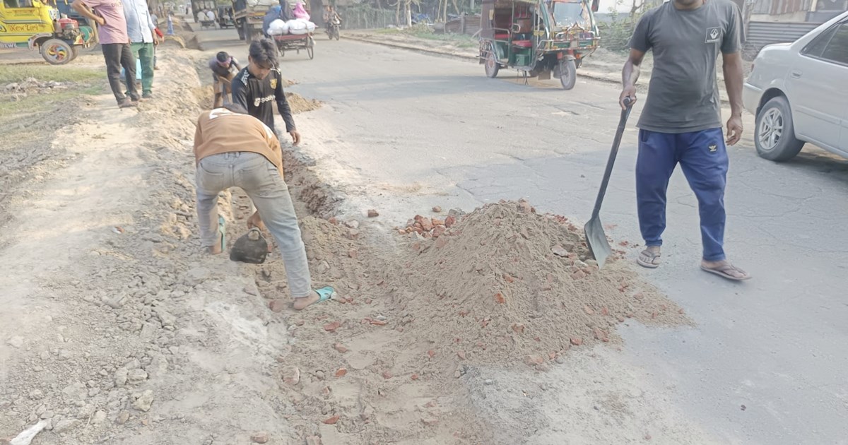 জীবননগরে ২৫ কোটির সড়ক প্রকল্পে ‘বালুর বদলে মাটি’