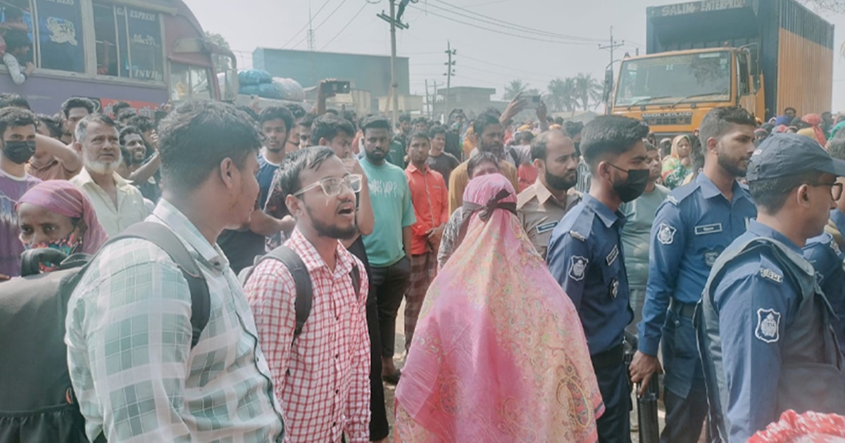 বকেয়া বেতনের দাবিতে সড়ক অবরোধ, তীব্র যানজট