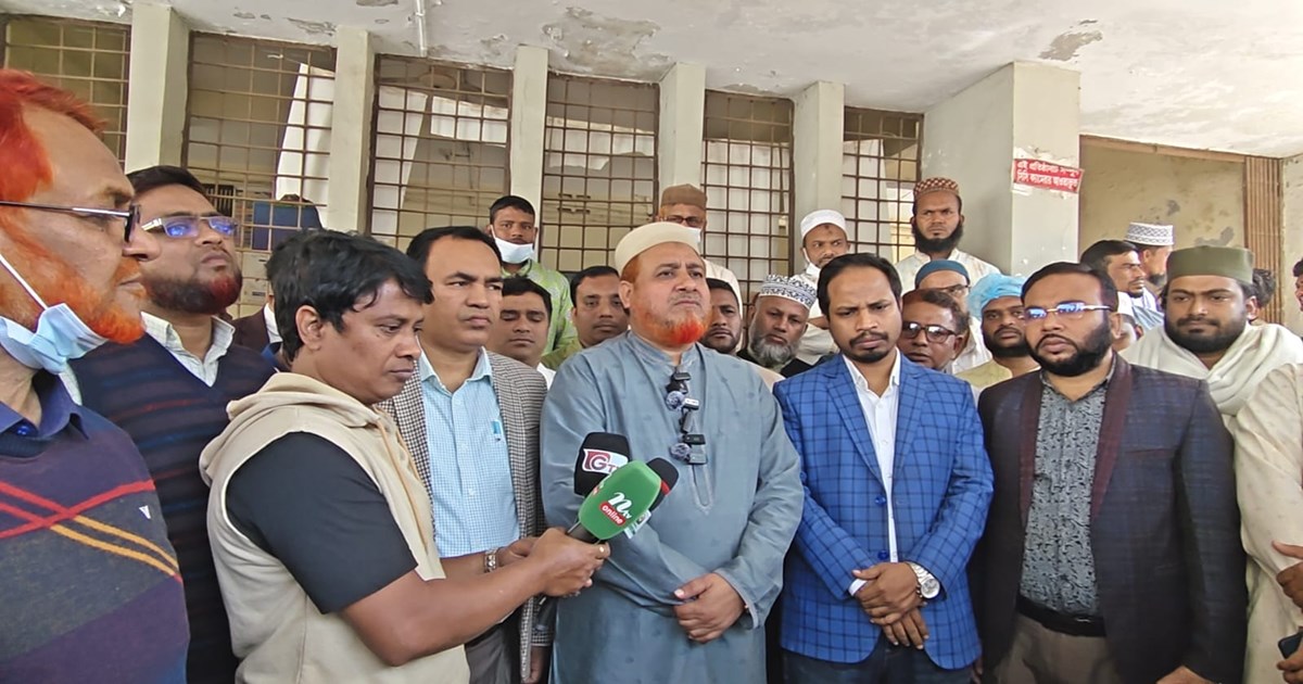 জীবননগর স্বাস্থ্য কমপ্লেক্সে এমপির পরিদর্শন: নিজ হাতে পরিষ্কার করলেন আবর্জনা