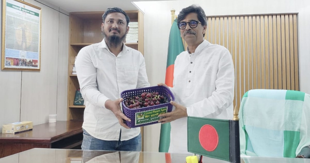কৃষিমন্ত্রীকে নিজের বাগানের বীজবিহীন আঙ্গুর উপহার দিলেন রুহুল আমিন