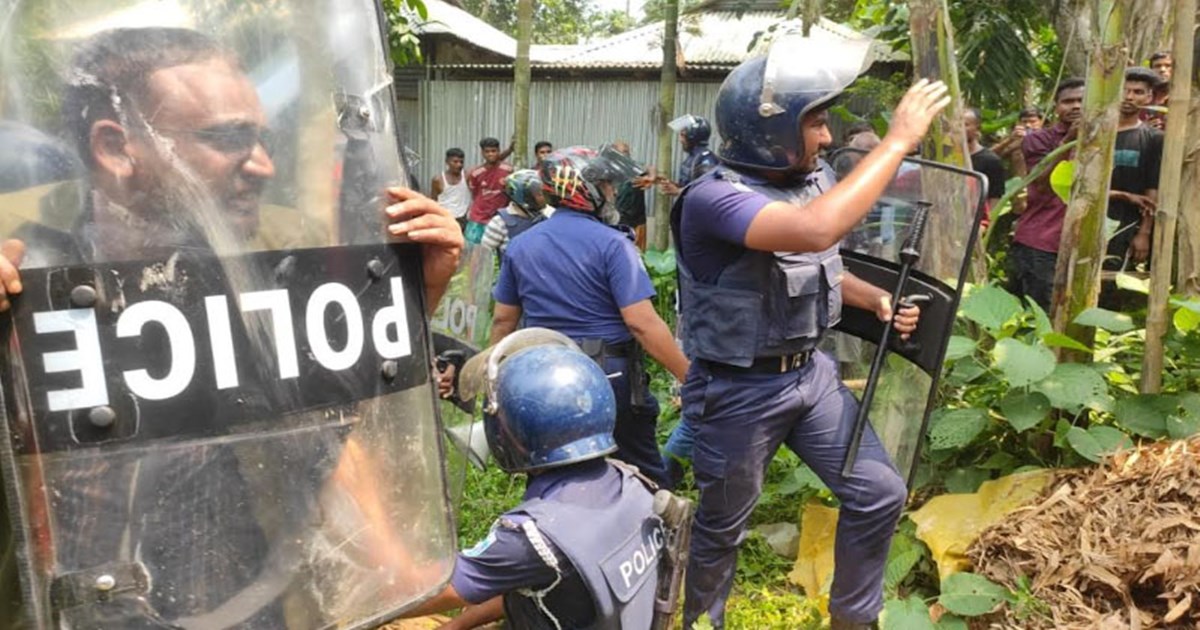 আসামি আটকে রণক্ষেত্র: আহত ৩০, ওসি প্রত্যাহার