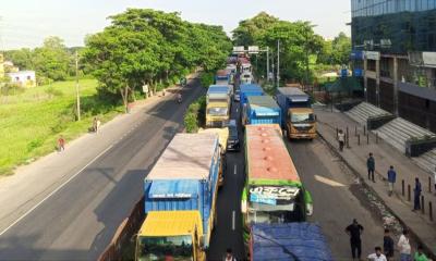 ঢাকা-চট্টগ্রাম মহাসড়কে অব্যবস্থাপনার ‘জট’: ঈদযাত্রায় ভোগান্তি নাকি স্বস্তির আশ্বাস?