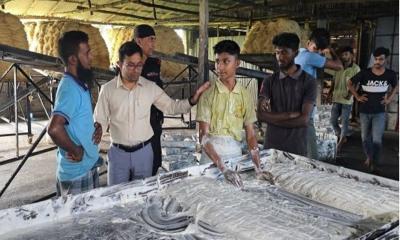 পায়ে মাড়ানো ময়দা আর টয়লেটের পাশে সেমাই: কারখানাকে ৩ লাখ টাকা জরিমানা