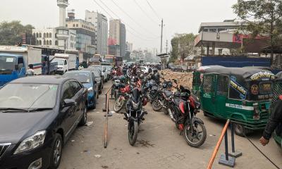 ঈদযাত্রায় দ্বিমুখী সংকট: জ্বালানি রেশনিং আর ‘টিকিট ফাঁদে’ দিশেহারা সাধারণ মানুষ