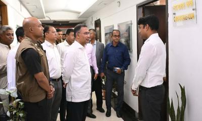 সচিবালয়ে প্রধানমন্ত্রীর ‘সারপ্রাইজ ভিজিট’: সাতসকালে বিভিন্ন মন্ত্রণালয়ে তারেক রহমান