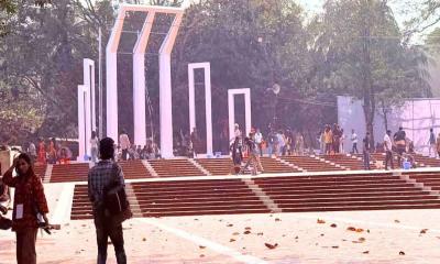 রঙের ছোঁয়ায় জেগে উঠছে শহীদ মিনার: একুশের অপেক্ষায় সারা দেশ