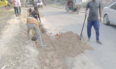 জীবননগরে ২৫ কোটির সড়ক প্রকল্পে ‘বালুর বদলে মাটি’