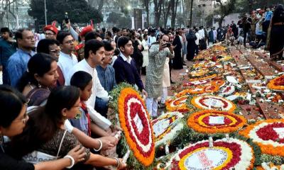 শহীদ মিনারে শ্রদ্ধার জনস্রোত: ফুলে ফুলে ভরে গেছে স্মৃতির বেদি