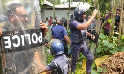 আসামি আটকে রণক্ষেত্র: আহত ৩০, ওসি প্রত্যাহার