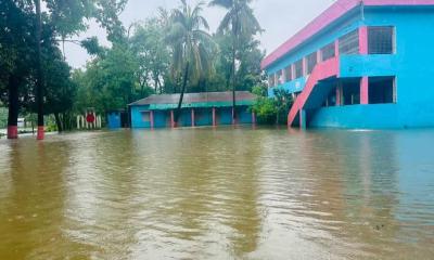 কক্সবাজারে পাহাড়ধস-বন্যায় মহাবিপর্যয়: পানিবন্দি ৩ লাখ মানুষ, নিহত ২২