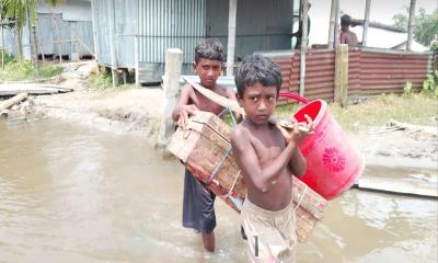 ‘আটবার ঘর ভেঙেছে, আমরা ত্রাণ নয় স্থায়ী বাঁধ চাই’