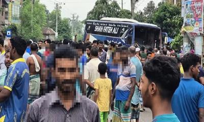 অপেক্ষমাণ শ্রমিকদের ওপর উঠে গেল বাস, নিহত ৬