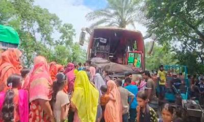 নাটোরে বাস ও গরুবাহী টেম্পুর সংঘর্ষে ৩ ব্যবসায়ীর মৃত্যু