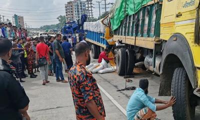 বগুড়ায় বিকল ট্রাকে মরণধাক্কা: বাবা-ছেলেসহ নিহত ৩