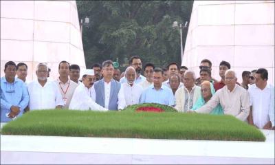 জিয়াউর রহমান ও খালেদা জিয়ার সমাধিতে প্রধানমন্ত্রীর শ্রদ্ধা
