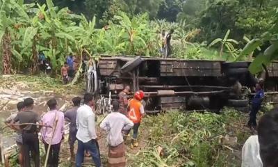 গোপালগঞ্জে বাস খাদে পড়ে নিহত ৩, আহত অন্তত ৩০