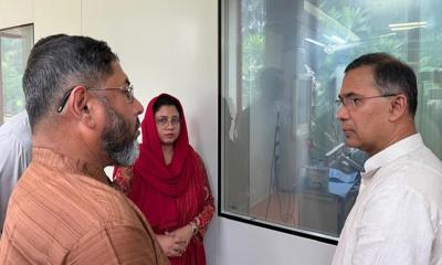 আহত সেনা কর্মকর্তাকে দেখতে সিএমএইচে প্রধানমন্ত্রী