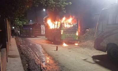 রাজধানীজুড়ে বাসে আগুন, দফায় দফায় হাতবোমা বিস্ফোরণ