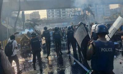 ইনকিলাব মঞ্চের নেতাকর্মীদের ওপর সাউন্ড গ্রেনেড নিক্ষেপ