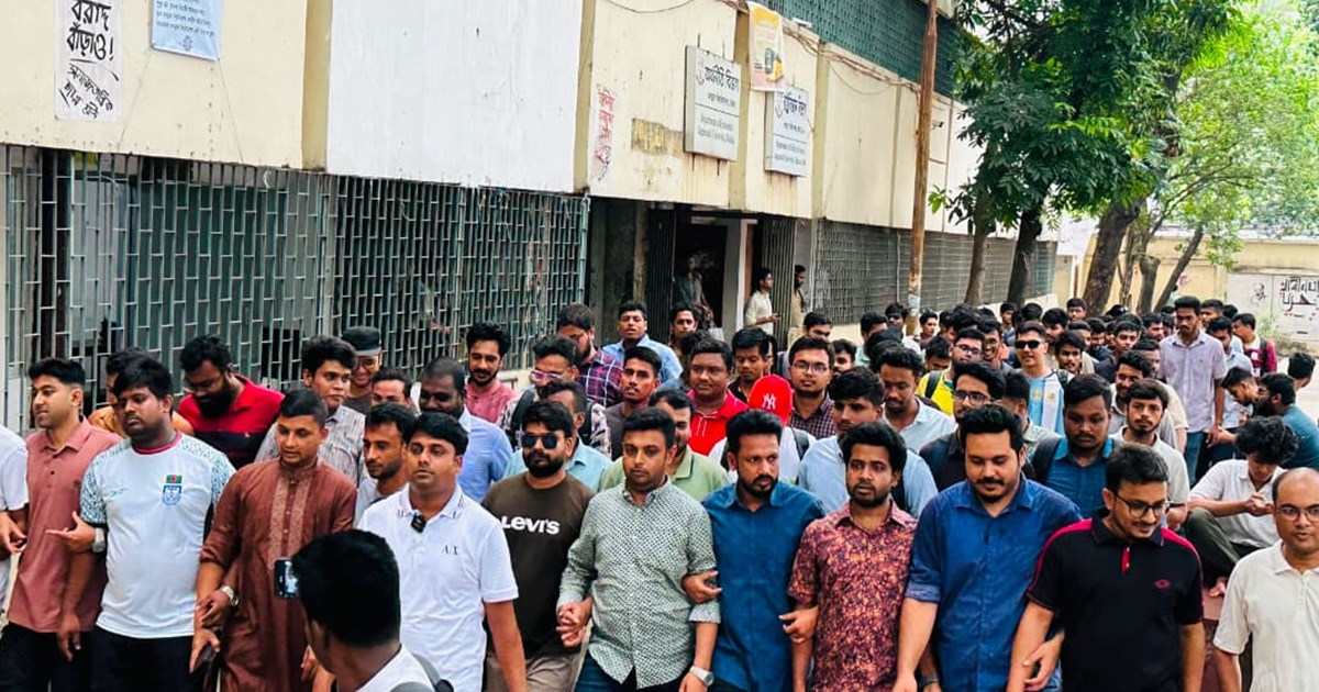 তারেক রহমানের ‘জনবান্ধব বাজেট’কে স্বাগত জানিয়ে জবি ছাত্রদলের মিছিল
