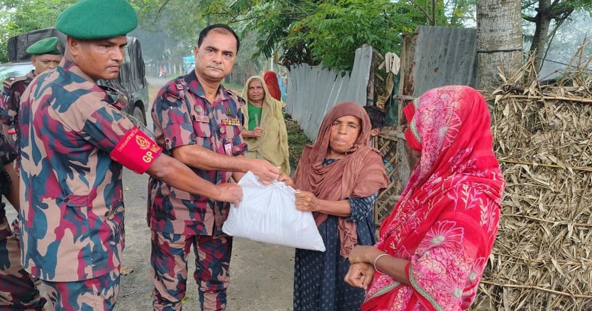 চুয়াডাঙ্গা-মেহেরপুর সীমান্তে পানিবন্দি মানুষের পাশে বিজিবি