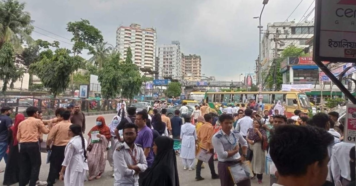 পরীক্ষা স্থগিতের দাবিতে অবরোধ: বৃষ্টি-যানজটে স্থবির ঢাকা