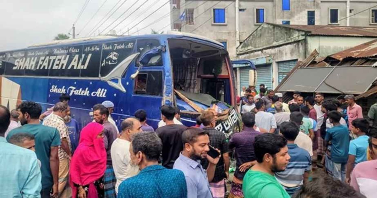 সড়কে থামছে না মৃত্যুর মিছিল: দুই দিনে চার জেলায় ঝরল ১৯ প্রাণ