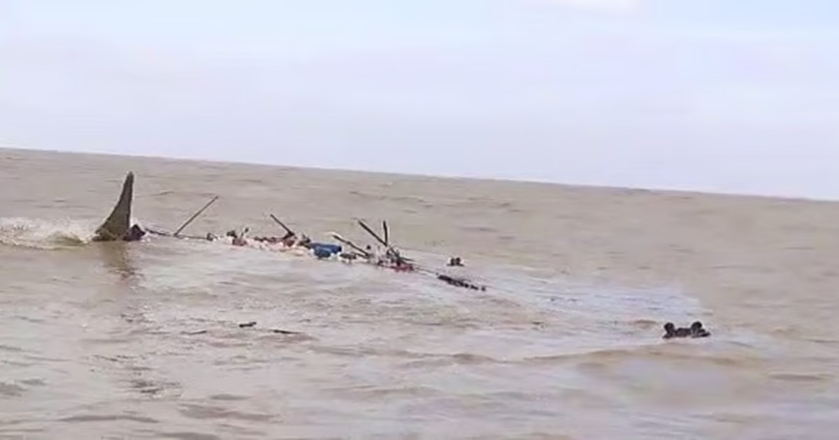 বঙ্গোপসাগরে ১৩ জেলেসহ ট্রলারডুবি: ৮ জন উদ্ধার, নিখোঁজ ৫