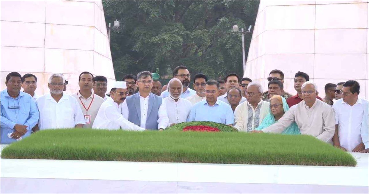 জিয়াউর রহমান ও খালেদা জিয়ার সমাধিতে প্রধানমন্ত্রীর শ্রদ্ধা