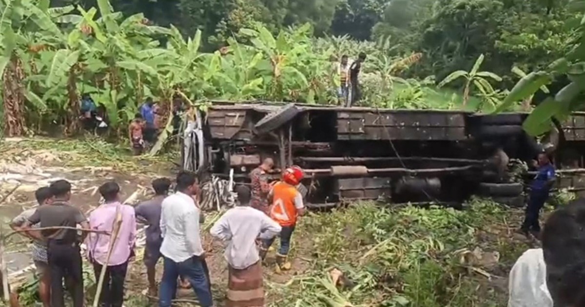 গোপালগঞ্জে বাস খাদে পড়ে নিহত ৩, আহত অন্তত ৩০